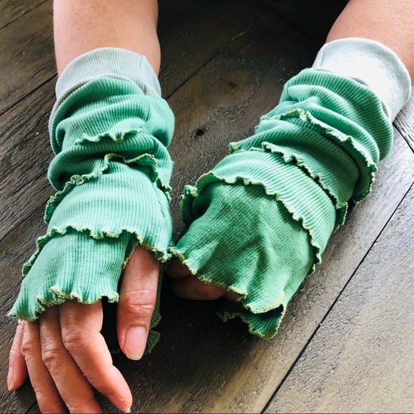 Handmade unique ruffled glovelets arm warmers - Picture 5 of 11
